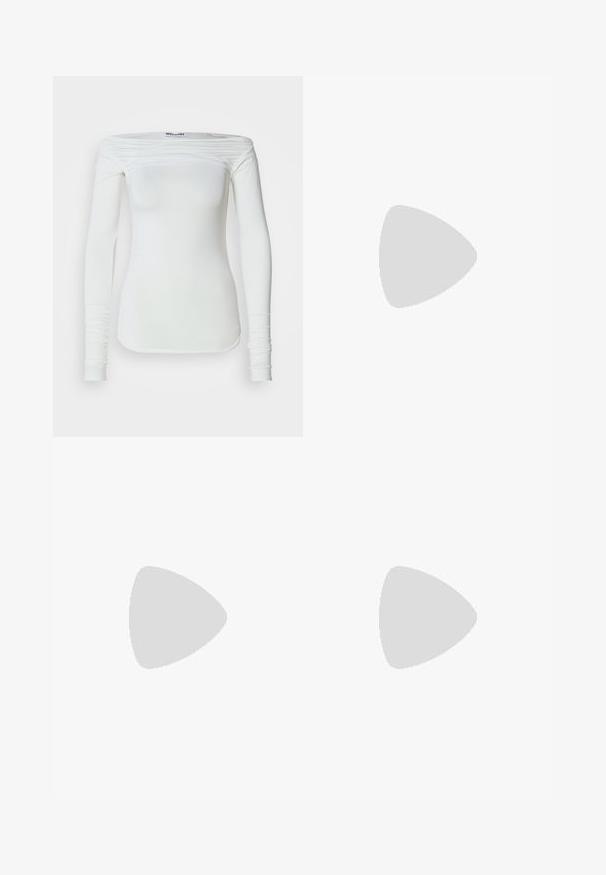 Bluză albă cu mâneci lungi, cu design pe umeri descoperiți. Confecționată dintr-un material neted, are detalii adunate peste umeri și mâneci strâmte.; Jeanși din denim albastru deschis, cu o croială lejeră, având un finisaj decolorat, două buzunare frontale și o închidere cu nasture la talie.; Pantof cu toc stiletto negru, cu vârful ascuțit, din material satinat și un accent metalic argintiu în față. Textură netedă, design elegant.; Cumpărătură din piele maro, cu un design solid și o formă rotundă, având o textură netedă. Dispune de un mecanism de închidere cu clapetă în partea de sus și un design minimalist fără accesorii.