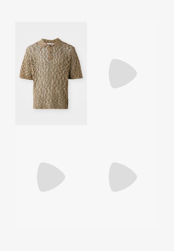 Polo tričko s krátkym rukávom v béžovej farbe, textúrované s vlnitými vzormi. Obsahuje golier a jeden hnedý gombík pri krku.; Les Deux PATRICK PANTS - Nohavice - white; Čierne športové topánky s textúrovanou gumovou podrážkou, polstrovaným textilným zvrškom, elastickým šnúrkami a pútkami na päte pre jednoduché obúvanie.; Žltý šatka s motívom plátkov citróna okolo okrajov a textom "ZATVORENÉ TEQUILA ZÁPAD SLOVA" uprostred. Bavlnená tkanina.