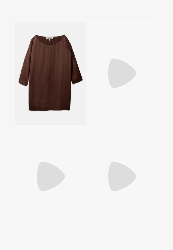 Hnědá, volná blůza s širokým lodičkovým výstřihem a tříčtvrtečními rukávy, vyrobená z hladkého, strukturovaného materiálu. Vrchní část má jemné vrásky.; Kalhoty s širokými nohavicemi v teplé hnědé barvě, s hladkým povrchem, vysokým pasem a kontrastním bílým šitím podél švů.; Růžová lakovaná vysoká obuv s jehlovým podpatkem a špičatou špičkou, s elegantním střihem, vyznačující se výřezem a stiletto podpatkem.; Zelená kožená kabelka s zakřiveným tvarem, stříbrnými kovovými prvky, texturovaným povrchem a jedním nastavitelným ramenním popruhem.