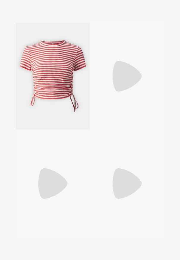 Rød- og hvidstribet crop top med korte ærmer, ribbet tekstur, sammensunkne sider med bindebånd, rund halsudskæring, og tætsiddende design.; Røde sweatpants lavet af blødt stof, med elastisk talje og ankelsøm, samt en liten hvid logo detalje på siden.; Hvide platform sneakers med en glat læderlignende overdel, rund form, polstret krave og struktureret gummisål med definerede riller.; Beige håndtaske lavet af blødt materiale med et slouchy design, stikninger og to skulderremme. Velegnet til daglig brug.