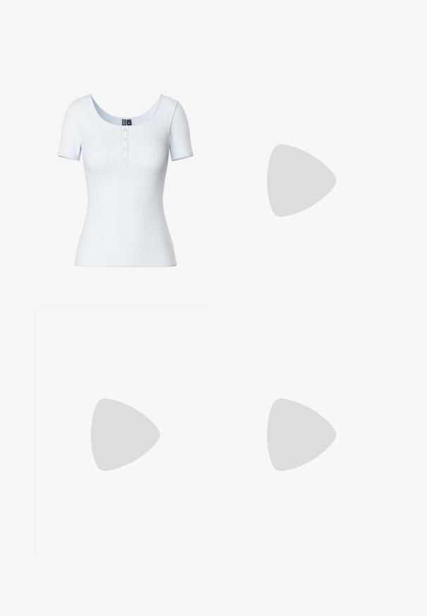 Pieces PCKITTE - Basic T-shirt - bright white; Skinny denim jeans in dark blue. Features a classic five-pocket design, metal button closure, and subtle stitching along the seams.; Black leather loafers with a tied bow, featuring gold eyelet accents along the sides and a flat rubber sole. Smooth texture, classic design.; Black faux leather handbag with a crocodile texture, cinched top, and a scrunched strap. Appears soft and compact in design.
