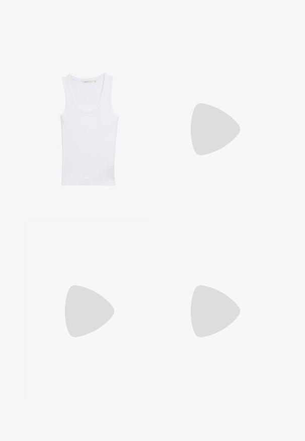 Débardeur en coton blanc avec un col arrondi. Présente une silhouette ajustée et une texture lisse. Sans motifs ni embellissements.; Une jupe en tricot côtelé de couleur crème, arrivant aux genoux, avec une taille lisse et un ourlet évasé, présentant un motif de surface texturé.; Sandales en simili cuir blanc avec deux boucles réglables, semelle en liège et semelle en caoutchouc blanc, présentant une texture lisse et un design minimaliste.; Lunettes de soleil carrées noires en plastique brillant avec des verres sombres. Présentent des détails en métal doré sur les branches.