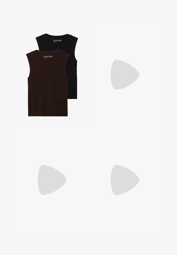 Zwei ärmellose, gerippte Tanktops in Dunkelbraun und Schwarz. Sie verfügen über einen runden Halsausschnitt und einen weichen, strukturierten Stoff.; Musterkurze Hosen mit blauem Hintergrund und floralen Designs in Braun, Orange und Creme. Aus Baumwolle mit Knopfverschluss gefertigt.; Braune, flache Riemchensandale mit zwei verstellbaren Riemen. Hergestellt aus einem glatten Material, mit einem Korkfußbett und einer strukturierten Gummisohle.; Schildpatt-Sonnenbrille mit dunkelgrauen Gläsern, quadratischer Form, goldenen Metallakzenten und schlanken Bügeln mit charakteristischen gestreiften Details.