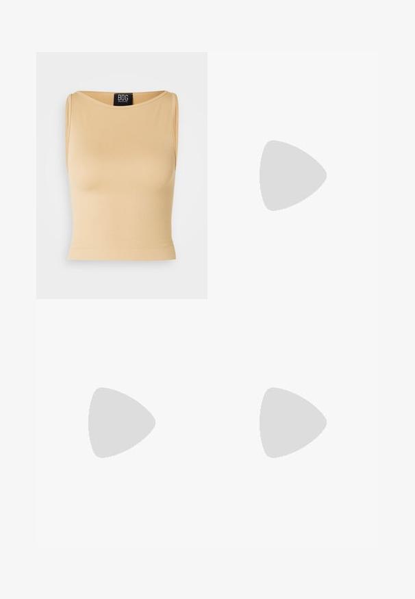 Crop top beige à côtes sans manches avec un col rond et une silhouette ajustée. Le matériau semble lisse et extensible. Étiquette visible au niveau du col.; Shorts en denim bleu clair avec une coupe classique, dotés d'un design à cinq poches, de coutures cousues et d'une fermeture à bouton.; Escarpins slingback en cuir verni rouge avec un bout pointu, deux brides à boucle et un talon aiguette slim de hauteur intermédiaire. Texture lisse.; Pochette rectangulaire blanche en matériau brillant, avec une bandoulière en chaîne argentée. Le modèle pose en mettant en valeur le sac contre un fond uni.