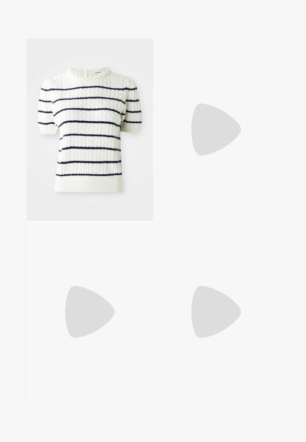 Pull en maille blanc avec des rayures horizontales navy, présentant un motif en relief de câbles et un col accentué de perles. Manches courtes bouffantes.; Jupe plissée noire en tissu texturé. Elle présente une taille et un accent décoratif argenté le long du haut.; Chaussure à talon haut en cuir verni noir avec un bout rond, une sangle de cheville, un détail de boucle en argent et un talon bloc épais.; Sac à main en cuir noir avec une silhouette arrondie, une courte bandoulière, un matériel doré central et une texture lisse. Aucun motif ni accent visible.