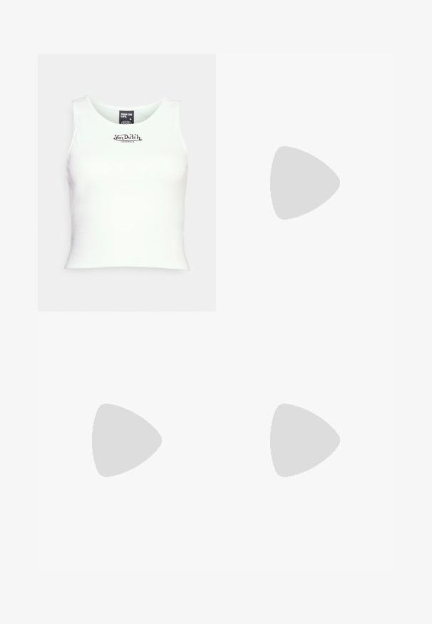 Valge ribadesega lühike top, millel on ümmargune kaelus ja must "Von Dutch" logo keskel. Valmistatud venivast puuvillasegust kangast.; Must have kõrge vöökoht, kahe külje taskuga ja sileda, painduva tekstuuriga mustad retuusid. Disainitud mugavuseks ja liikumise vabaks lubamiseks.; Mustadest patendist balletkingad terava nina, kaks kitsast rihma üle jalalaba ja ruudukujulised metallist pandlad. Sile tekstuur ja lame tall.; Must musta kott mustadest nahast tekstureeritud pinnaga, nurgeline kuju, kahe käepidemega ja reguleeritava õlašliipiga. Sisaldab DKNY logo aktsenti.