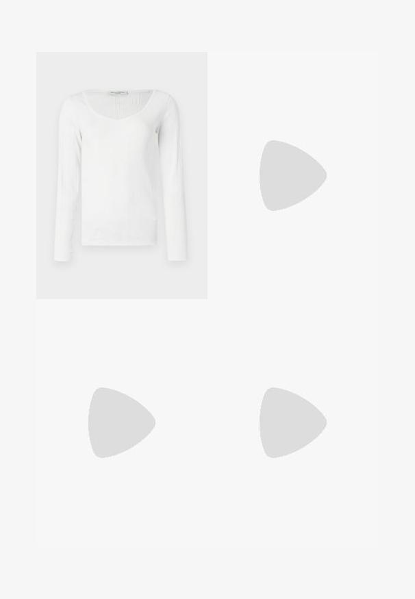 Haut à manches longues blanc avec une texture côtelée, présentant un décolleté en V profond et une coupe ajustée. Fabriqué en un matériau lisse et extensible.; Pantalon cargo beige avec une coupe slim, présentant deux poches zippées à l'avant et des poches cargo sur les côtés. Le matériau semble doux avec un léger éclat.; Baskets blanches en matériau synthétique lisse, avec un bout arrondi, un design à lacets, une semelle plate et des détails perforés discrets.; Sac à main noir à la forme structurée, texture lisse et fermoir métallique. Associé à un pantalon noir ample et des sandales ouvertes sur un sol en bois.