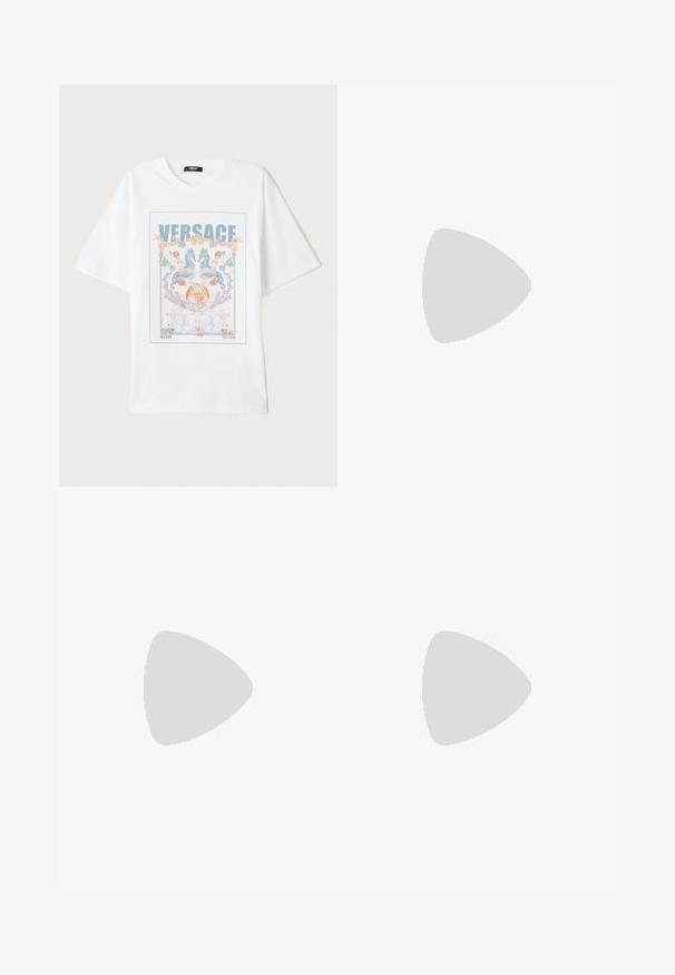Witte katoenen T-shirt met een kleurrijke grafische print van zeemeerminnen, schelpen en het "VERSACE"-logo in het midden in het blauw. Korte mouwen.; Zwarte wijde pijpen broek met contrasterende golvende witte bies langs de verticale naden. Heeft een platte tailleband en een losse pasvorm.; Donkerbruin leren instapper met krokodillenpatroon, gouden metalen gesp en lage gestapelde hak, zijaanzicht op witte achtergrond.; Zwarte rechthoekige zonnebril met grijze lenzen. Heeft een zilverkleurig embleem op het scharnier en een gladde kunststof montuur. Benadrukt hoekig ontwerp.