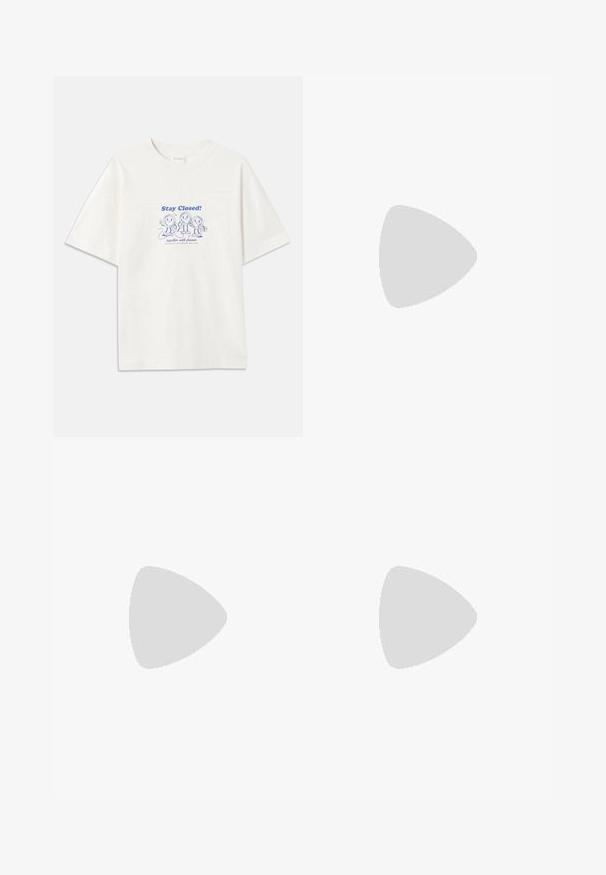 CLOSED PRINTED - T-shirt med print - ivory; Mörkgrå linnbyxor med dragsko i midjan. Rakt ben, lätt material, minimal detaljering och slät textur.; Ljust beige läder sneakers med platta snören, en strukturerad yta och en kontrasterande gummisula i krämfärg, parat med svarta avsmalnande byxor.; Svart läderportfölj med dubbla handtag upptill, en framficka och en avtagbar rem, med subtil märkning nedtill.
