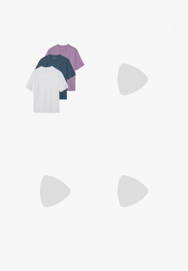 Drie t-shirts met korte mouwen in wit, donkerblauw en lichtpaars. Glad katoen met ronde hals en zonder merkbare patronen.; Zwarte trainingsbroek gemaakt van zacht materiaal, met een elastische tailleband en verstelbaar trekkoord, en taps toelopende boorden bij de enkels.; Bruine leren loafers met een gladde afwerking, ronde neus, decoratieve band en zwarte rubberen zool. Heeft een minimale stiksel details.; Zwarte rechthoekige zonnebril met blauwe lenzen. Dikke, gladde monturen en subtiele accenten bij de scharnieren. Matte afwerking op het oppervlak.