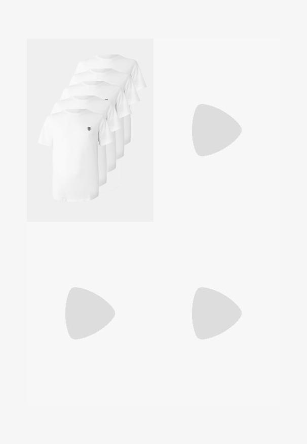 Valkoiset puuvillateepaidat, joissa on pyöreä kaula-aukko, lyhyet hihat ja pieni musta emblem rintapielessä. Viisi paitaa esillä pinottuna.; Mustat räätälöidyt housut, joissa on etupleetit, nappikiinnitys ja vyölenkit, esille pantuna valkoista taustaa vasten.; Valkoiset tennarit, joissa on teksturoitu nahkapäällinen, harmaat yksityiskohdat ja musta kantapäälenkki. Kumipohja ruskean sävyinen, hillityllä brändäyksellä. Matalavartinen malli.; Musta viikonloppulaukku, jossa on paksut kahvat ja irrotettava olkahihna. Valmistettu sileästä kankaasta, jossa on vetoketju suljenta ja minimalistinen muotoilu.; Sarja viittä hopeasormusta erilaisilla muodoilla: sileä rengas, pinotut renkaat, kiertävä rengas ja yksi mustalla sisustuksella. Sekoitus tekstuureja ja viimeistelyjä.