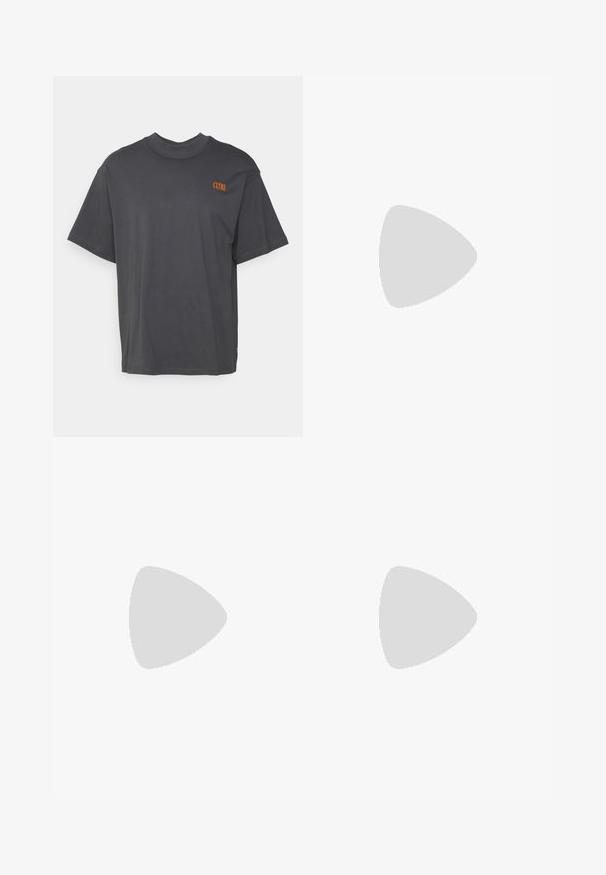 T-shirt grigio scuro a maniche corte realizzato in cotone. Collo rotondo con logo arancione "CLTRE" sulla parte superiore sinistra. Vestibilità dritta e rilassata.; Shorts cargo beige realizzati in tessuto leggero con vita regolabile, due tasche laterali e due tasche cargo. Design semplice e funzionale.; Sneakers neri bassi con lacci e cuciture bianche, abbinati a pantaloni cargo beige larghi, in piedi su un tappeto blu.; Occhiali da sole neri rettangolari con lenti scure, dotati di una montatura spessa, accenti sottili sui lati e senza loghi visibili oltre al nome del marchio.