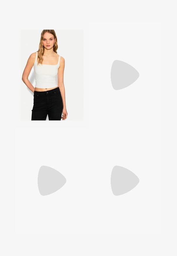 Witte, nauwsluitende crop top met vierkante halslijn en smalle schouderbandjes, gedragen met hoge taille zwarte jeans. Soepele, rekbare stof.; Beige wijde jeans met een hoge taille, gemaakt van denimstof. Heeft een rauwe zoom aan de onderkant en een sluiting met een knop en rits aan de voorkant.; Bruine suède hoge hakken met een spitse neus en een brede blokhak. Gladde textuur en minimalistisch ontwerp. Geen zichtbare hardware of patronen.; Geweven bruin leren handtas met een afgeronde bovenhandgreep en een open silhouet, met een gestructureerd oppervlak en een strak, minimalistisch ontwerp.