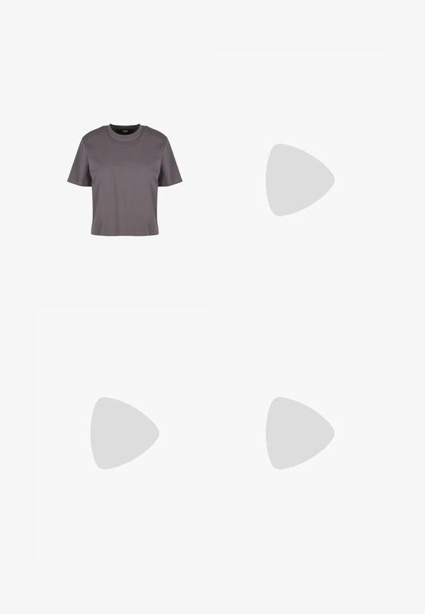 Grijze T-shirt met korte mouwen van gladde stof, met een ronde halslijn en een comfortabele pasvorm. Eenvoudig ontwerp, geen patronen of accenten zichtbaar.; Geweven shorts met een gestructureerde stof in blauw en beige strepen, een rechte tailleband en een getailleerd silhouet.; Denim instappers met een spitse neus, bruine leren accenten en gedetailleerde stiksels in een golfpatroon. Lage, gestapelde houten hak.; Zwarte synthetische tote bag met twee lange handvatten, gestructureerd oppervlak en een klein geborduurd logo accent. Ritssluiting aan de bovenkant.