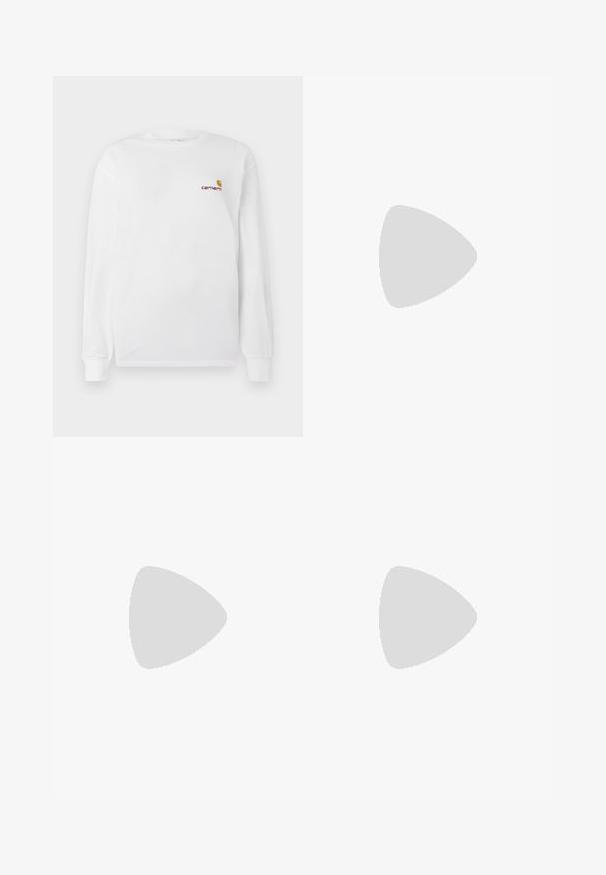 Balta ilgomis rankovėmis marškinėliai, pagaminti iš medvilnės, su mažuoju oranžiniu ir tamsiai raudonu Carhartt logotipu krūtinėje. Su apvalia iškirpte.; Šviesiai mėlyni džinsiniai šortai su tiesiu kirpimu, penkių kišenių dizainu ir kontrastinga siūle. Yra mygtuko ir užtrauktuko užsegimas.; Mėlynos nubuko sportinės bateliai su baltu žvaigždės logotipu, turintys struktūruotą gumos padą ir žemą profilį.; Ruda odinė rankinė su dviem ilgais rankenomis, struktūrinės stačiakampio formos, lygaus paviršiaus ir apvalintais kraštais. Yra akcentinės detalės ant rankenų.