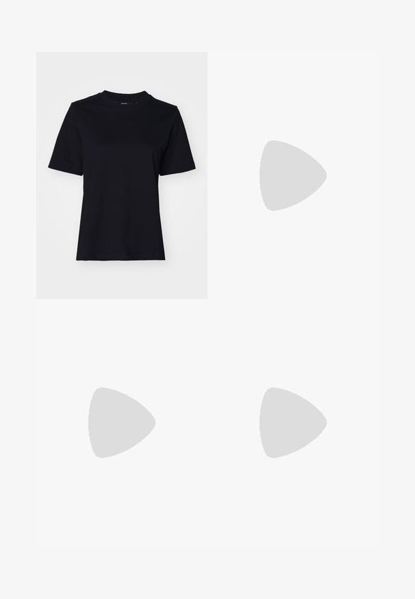 T-shirt en coton noir à manches courtes, col rond et coupe décontractée. Texture lisse, sans motifs ni graphismes visibles.; Shorts en denim blanc avec une coupe droite, des poches avant, une fermeture à bouton et une texture lisse et propre.; Chaussures en daim bleu marine avec un bout rond, un laçage, et une semelle en caoutchouc couleur crème. Assorties avec des chaussettes blanches à côtes.; Sac fourre-tout en cuir noir avec une texture lisse, de forme rectangulaire et deux longues poignées. Pas de matériel ou d'ornementations visibles.