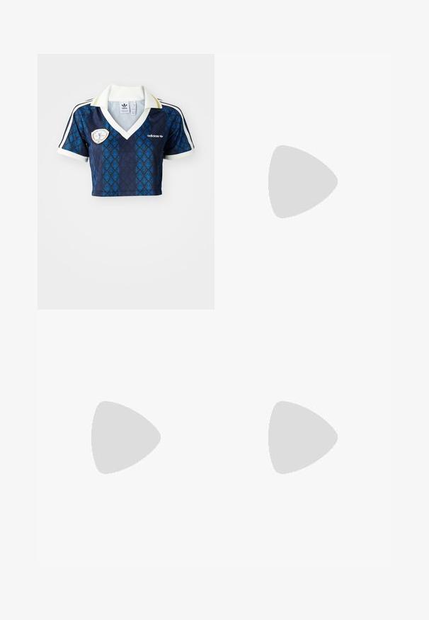Przycięta niebiesko-zielona polo w wzory z białym kołnierzykiem, białymi mankietami i emblematem na klatce piersiowej. Wykonana z lekkiego materiału.; Spodnie cargo w kolorze khaki, z szerokimi nogawkami, elastycznym pasem, kieszeniami z przodu oraz regulowanymi mankietami na sznurki. Wykonane z lekkiego materiału.; Czarne skórzane loafersy z masywną, teksturowaną podeszwą, z paskiem na wierzchu i gładkim, wypolerowanym wykończeniem.; Czarne okulary przeciwsłoneczne z owalnymi soczewkami, ciemnym gradientowym przyciemnieniem i cienkimi ramionami z subtelnymi złotymi akcentami. Gładkie, plastikowe wykończenie.