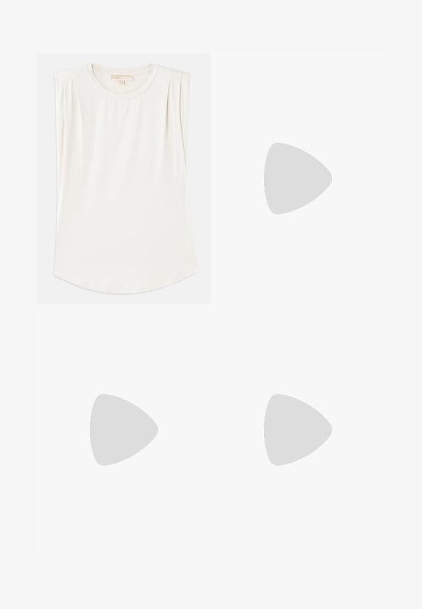 Bijela bezrukavna majica od glatke tkanine, s okruglim izrezom i suptilnim plitkim nabranjima na ramenima, s zakrivljenim donjim rubom.; Pantalone širokog kroja s cvjetnim uzorkom u krem boji s crnim nijansama. Ima svilenasti osjećaj i kontrastne tamne obrube na rubu.; Bijela kožna sandala na blok petu s remenom oko zapešća i minimalističkim dizajnom. Otvoreni nos i glatke teksture kroz cijelu obuću.; Crna torbica od lakirane kože s zakrivljenim oblikom, podesivim remenom i detaljem od zlatnog metala sa strane. Glatka, sjajna tekstura.