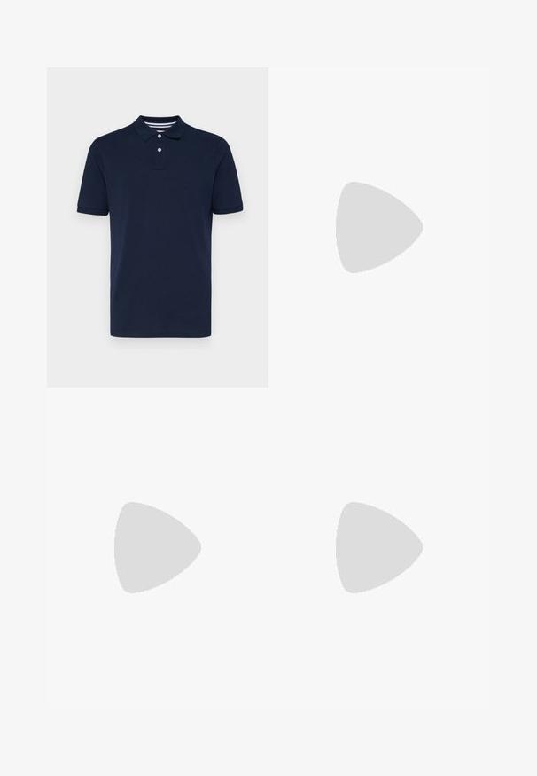 Tumed sinise lühikese varrukaga polo särk, valmistatud puuvillast, millel on kraega kaelus kolmes nupuga ja peened horisontaalribalised kaeluses.; Heledad teksari lühikesed püksid helesinises värvitoonis. Ühtne kangas, millel on viis taskut, nupukinnitus ja diskreetne õmblus soonte ja taskute ääres.; Mustad musta nahast loafers, millel on ümar varvas, tikandiga disain, madal platvorm-soon ja tekstureeritud, soonikkummist välistald.; Mustad mustad prillid oktaalpäistega, tumedad läätsed, läikiv viimistlus, õhukesed templid ja kuldsed aktsendid ees.