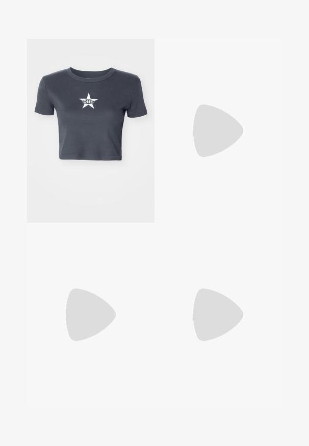 Šedé zkrácené tričko s ribbed texturou, kulatým výstřihem a bílou hvězdou s nápisem "OBEY" vytištěným uprostřed.; Nike Sportswear REPEL PANT - Kalhoty - light army/white; Sportovní tenisky se šedým a tmavě fialovým designem, s prodyšným svrškem, podpůrnými pásky a gumovou podrážkou, kombinované s volnými zelenými kalhotami.; Sluneční brýle s zlatým kovovým rámem a obdélníkovými čočkami s oranžovým nádechem. Charakteristické tenké nožičky a jemné texturované detaily poblíž pantů.