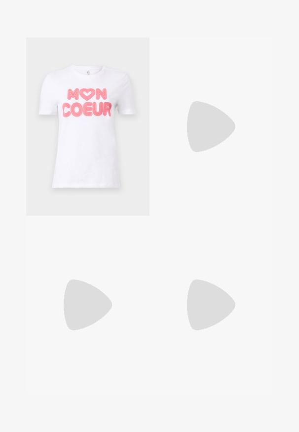 Bílý bavlněný tričko s krátkým rukávem, na kterém je tučný růžový nápis "MON COEUR" a design srdce, hladká textura.; Šedá džínová mini sukně s asymetrickým střihem, zdobená stříbrnými knoflíky a detailním předním kapsou. Hladká textura a neformální design.; Bílé vysoké plátěné tenisky s černou gumovou podrážkou, přední gumovou špičkou a šesti očky na tkaničky, se čistým, minimalistickým designem.; Červená kožená kabelka s ostrým, geometrickým designem. Má jeden nastavitelný popruh a klopu s prošívanými detaily.