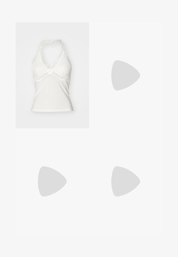 Bela halter majica z čipkastim robom ob vratu, mehkim materialom in rahlo oblazinjenimi skodelicami ter prilegajočim, gladkim silhuetam.; Črne široke hlače iz usnja z rahlim sijajem. Imajo šivane detajle in sprednje žepe, zaključene z gumbom in zadrgo.; Even&Odd Nizki salonarji z odprto peto - black; Rjava suede hobo torba z zlatimi nitmi ob zgornjem robu in z metalnim lokom kot čarom, pritrjenim na naramnico. Širok dostop in mehak material.