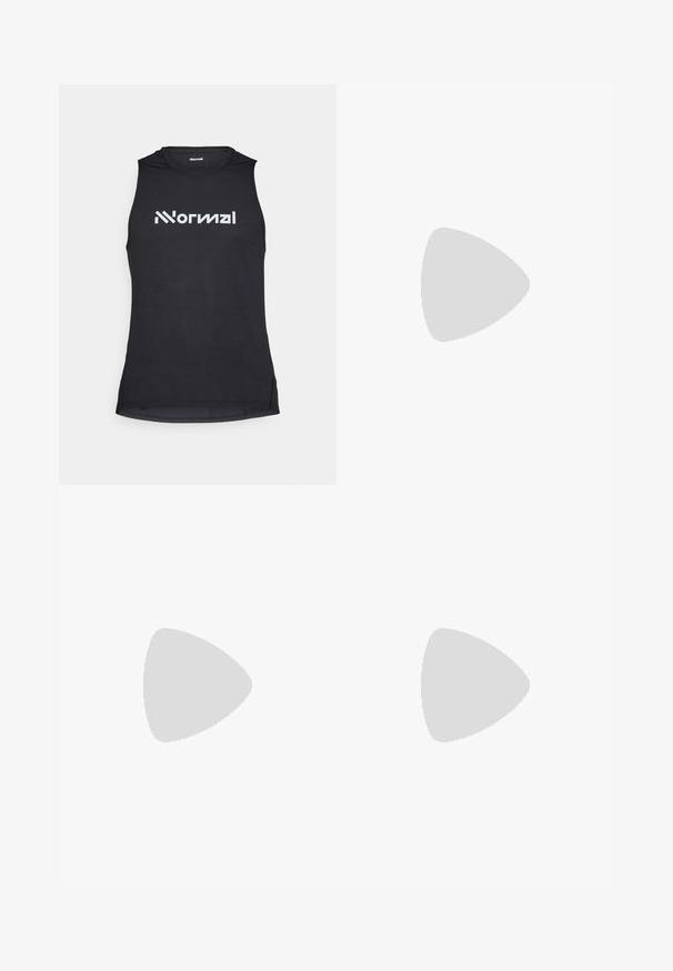 Čierny bezrukávový športový top s textúrovanou tkaninou, na prednej strane obsahujúci výrazné biele logo.; Čierne športové šortky s širokým elastickým pásom, vo voľnom strihu a s nenápadným brandingom na dolnej ľavej strane. Hladká textúra.; Biele športové topánky s priedušným zvrškom, sivými akcentmi, textúrovanou gumovou podrážkou a ťahacími pútkami na päte; sú vybavené šnurovacím dizajnom.; Priehľadné bezpečnostné okuliare s ľahkým, transparentným rámom a sivými akcentmi. Majú obopínajúci dizajn a nastaviteľný nosník.