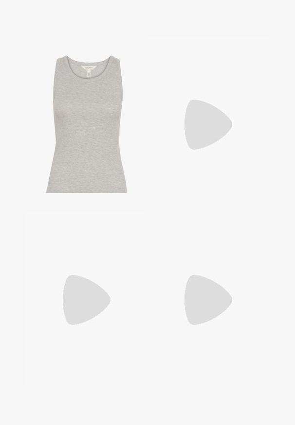 Harmaa ribattu tanktoppi, jossa on pyöreä pääntie, istuva muoto ja hihaton muotoilu. Valmistettu pehmeästä kankaasta, jossa on sileä pinta.; Musta cargo-hame, joka on valmistettu puuvillasekoitekankaasta, suoran leikkauksen omaava, sivutaskuilla, edestä napilla suljettava ja säädettävällä narun helman kanssa.; Valkoiset urheiluskoot, joissa on verkkomateriaali ja hopeiset yksityiskohdat, ainutlaatuinen muoto ja ilmapohjallinen kantapää. Nyöritettävä malli logolla.; Mustat suorakulmaiset vahvuuslasit, joissa on kirkkaat linssit. Kiiltävä pinta, kapeat sanganvarret ja violetit sävyt näkyvät linssien reunoilla.