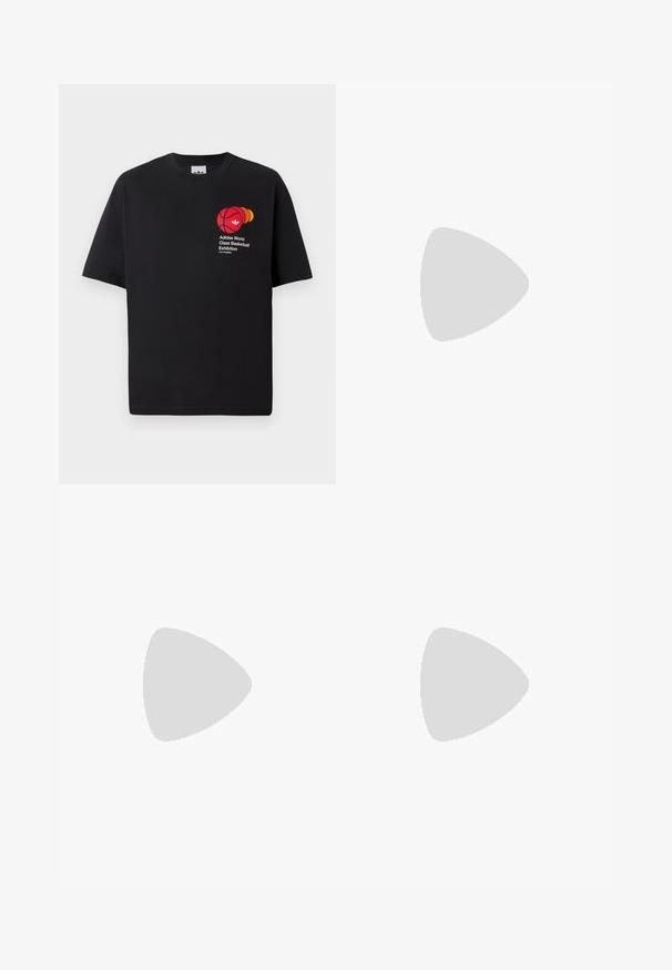 T-shirt de algodão preto com gola redonda e mangas curtas, apresentando um gráfico de basquetebol vermelho e o texto "Exposição de Basquetebol de Classe Mundial Adidas."; Calções atléticos brancos com um cós elástico preto, bolsos laterais e um pequeno logo no lado inferior direito. Textura suave.; Ténis em preto e branco com upper em camurça e couro, apresentando três riscas brancas, um toe perfurado e uma sola em borracha de goma.; Sacolinha transversal de tecido preto com fecho de zíper, apresentando um logo da Adidas em branco e uma alça ajustável listrada para facilitar o transporte.