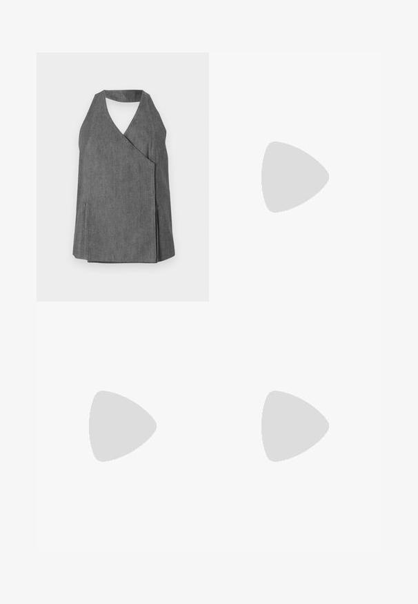 Top halter de mezclilla gris con diseño envolvente, que presenta un escote en V y aberturas laterales. Textura suave con sutiles detalles de costura.; Jeans de denim de pierna ancha en azul oscuro, con una cintura alta, abertura en el dobladillo y un diseño clásico de cinco bolsillos con cierre de botón metálico.; Zapatos de charol negro de tacón alto con punta cuadrada, correa en el tobillo y tacón grueso. Incluye detalles perforados a lo largo del borde.; Bolso de mano negro de imitación cuero con un acabado texturizado, que presenta un acento plateado de cuentas a lo largo del asa superior y una correa de cadena.