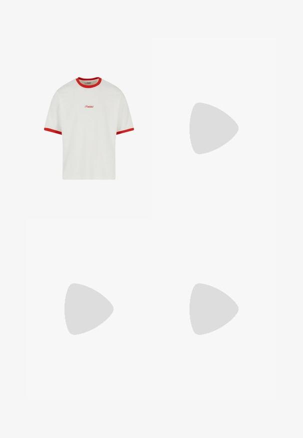 Hvid t-shirt med rød ribbet krave og manchetter. Har "Prohibited" broderet i rødt på midten foran. Kasseformet snit, korte ærmer.; Hvide bomuldsdenimshorts med opfoldede lår, der har fem lommer, en knaplukning og en subtil tekstur.; Beige ruskinds sneaker med tre mørkeblå striber, hvide snørebånd og en tan farvet gummisål. Har et logo på tungen og teksten "CAMPUS".; Metalrammede solbriller med ovale grønne linser. Tynd sølvmetalramme og sorte ørepropper. Minimalistisk design, ingen synlige logoer.