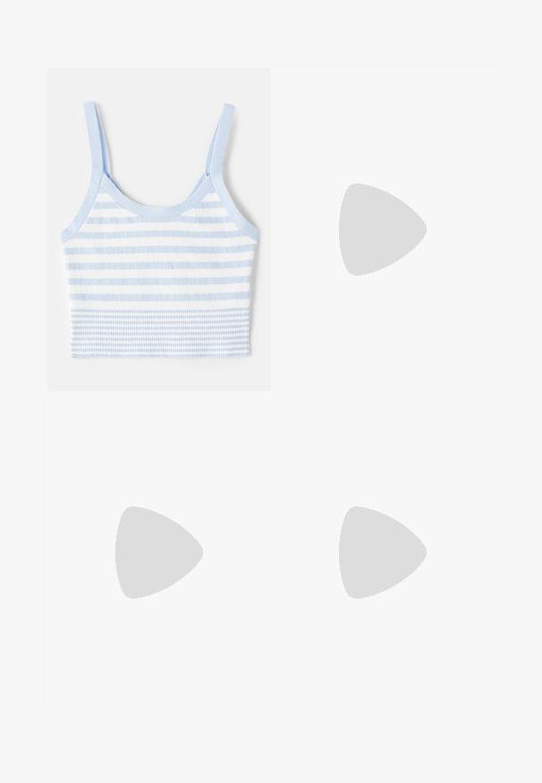 sandro BRASSIERE  - Linne - bleu ciel; Marina plisserade shorts med midjeband, med en knapp framtill och skräddarsydd design. Tillverkade av ett mjukt tyg, lämpliga för avslappnad användning.; Svarta klacksandaler med tunna remmar, en strukturerad yta, öppen tå och en elegant, spetsig klackdesign. Har en slät innersula och en glänsande yta.; Guldklädda örhängen med rektangulära rubinstenar med facetterad yta, placerade i en strukturerad guldinställning. Klar röd färg med en polerad yta.