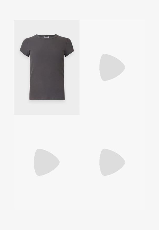 T-shirt gris à manches courtes en maille côtelée avec un col rond. Fabriqué en tissu doux, présentant un motif texturé et une silhouette ajustée.; MAX&Co. CANTER - Pantalon classique - schlamm; Chaussures à talons hauts en cuir verni noir avec un bout carré, une bride de cheville et un talon épais. Comprend des détails perforés le long du bord.; Sac à main en simili cuir noir avec une finition texturée, doté d'un accent en perles argentées le long de la anse supérieure et d'une bandoulière en chaîne.