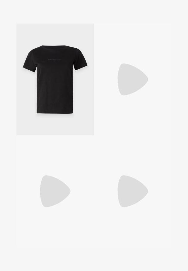 T-shirt en coton noir avec un col rond et des manches courtes. Présente un discret logo gris sur la zone de la poitrine.; Jupe plissée argentée en maille métallique, arborant une silhouette droite et une texture lisse avec un subtil éclat.; Bottines noires avec une finition en cuir verni brillant, semelle en caoutchouc noir épaisse et talon surélevé ; inclut un détail de logo subtil sur le côté.; Sac à main en cuir blanc avec une forme courbée, arborant un logo "CK" embossé à l'avant et une seule bandoulière. Fermeture à glissière en haut.