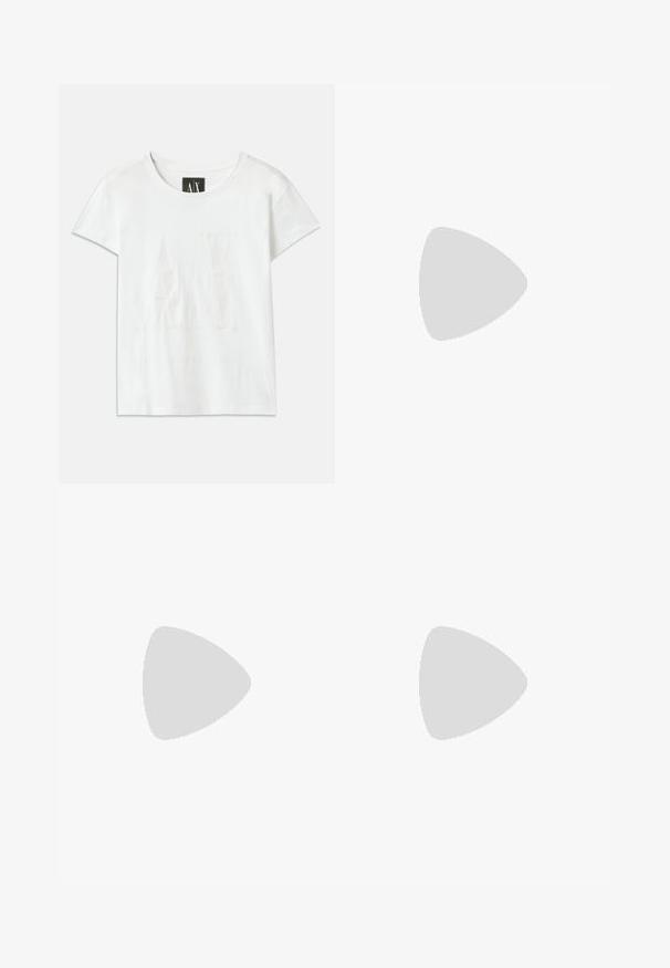 Witte katoenen t-shirt met korte mouwen, met een reliëflogo "AX" op de voorkant en de tekst "ARMANI EXCHANGE" eronder in een subtiel ontwerp.; Hoge taille, wijde jeans in donkerblauwe denim. Voorzien van een knoopsluiting, vijf zakken en een subtiele textuur. Geen zichtbare patronen of accenten.; Zwarte slingback pump met een spitse neus, glanzende leren afwerking en een kleine hak met een gouden accent. Strak ontwerp met een open achterkant.; Zwarte leren rugzak met een klepsluiting, voorvak, zijvak met ritssluitingen en een handvat aan de bovenkant. Met logo-details aan de voorkant.