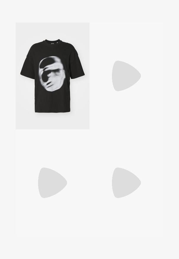 T-shirt en coton noir avec un graphique flou blanc représentant un visage. Manches courtes et design à col rond.; Pantalons en coton blanc avec une coupe droite, passants de ceinture et poches latérales, possédant une texture lisse et un design minimaliste.; Baskets en daim jaunes avec des rayures blanches, dotées d'une semelle en caoutchouc, de lacets en tissu et d'un col rembourré, associées à un pantalon en coton beige.; Des lunettes de soleil teintées marron avec une forme ovale allongée et élégante. Les montures sont en plastique brillant ; les verres sont roses avec une courbe subtile.