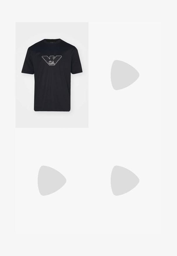 Emporio Armani T-shirt print - black; Lichte, olijfgroene linnen broek met een rechte pijp, voorzien van een knoopsluiting en een gestructureerde afwerking. Geen zichtbare zakken.; Witte leren sneaker met een gladde oppervlakte, ronde neus en minimalistisch ontwerp. Heeft beige accenten op de hiel en een rubberen zool.; Zwarte ronde zonnebril met donkere lenzen en slanke metalen armen. Inclusief heldere tempelpunten en zilveren accenten bij de scharnier. Minimalistisch ontwerp.