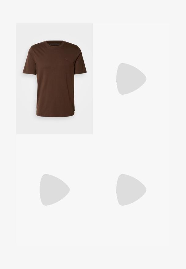 Brun bomull T-skjorte med korte ermer, rund hals, og en liten brodert logo på brystet. Glatt tekstur og vanlig passform.; Khaki bomullsbukser med rett ben-design, som har to frontlommer, knappelukking og en jevn tekstur.; Suedes mokasiner i tan med mørkebrune detaljer, rund tå og myk hvit såle. Har snøring og sømdetaljer.; Canvas duffel bag i olivengrønn med brune lærdetaljer, med doble håndtak, en avtagbar skulderreim og en frontlomme med glidelås.