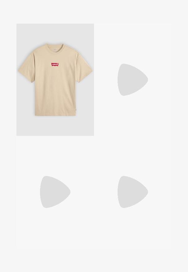 Beige bomull t-skjorte med rund hals og korte ermer. Har et rødt Levi's-logo på brystet. Enkel, klassisk passform.; Olivenfargede cargo-bukser med løs passform, laget av slitesterkt stoff. Har flere lommer og justerbare mansjetter. Klassisk fem-lommers design.; Nike Air Max 90 sko i beige og svart, med mesh- og lærematerialer, synlig demping og svarte snører.; Skilpadde mønster solbriller med rektangulær ramme, brune gradient linser og slanke svarte stenger med diskrete logo detaljer.