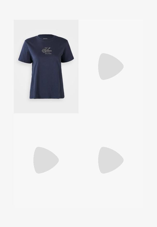 Tumesinine puuvillane t-särk lühikeste varrukatega, mille keskel ees on väike valge "Calvin Klein" logo. Ümar kaelus, lõdva istuvusega.; Heledad helerohe sinised teksad, mis on valmistatud denimist, kõrge vöökohaga, viie taskuga disain ja kerge pleekimine jalgadel.; Valge madalate sokkidega jooksutoss, millel on must konts, platvormi tallad, paelad ja Calvin Kleini "CK" logo küljel.; Hõbedased rõngassõrmed tekstureeritud disainiga, kus on vertikaalsed sooned. Ümmargune kuju ja kindel lukustus. Sile viimistlus.