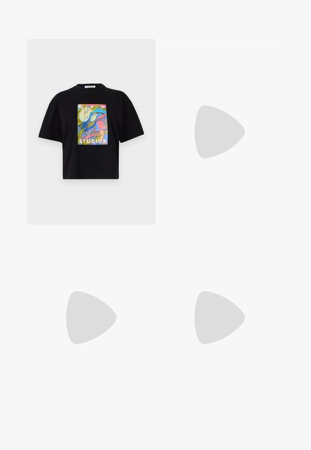 Tricou scurt negru cu un imprimeu grafic colorat care conține textul "CPH STUDIOS" și motive florale în culori vibrante.; Jeans cu picioare largi, fabricate din denim gri închis. Caracteristicile includ talie înaltă, accesorii din cupru și design clasic cu cinci buzunare.; Loaferi negri din piele cu o finisare netedă, dotati cu o curea decorativă, vârf rotund și talpă texturată. Purtați cu o fustă lungă din piele neagră.; Geantă de umăr din piele neagră, cu o textură netedă și curea ajustabilă, asortată cu blugi evazați și adidași.