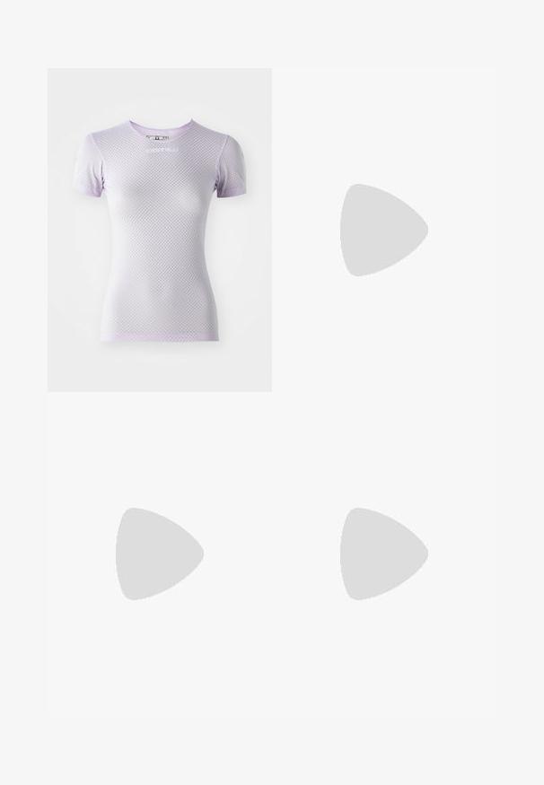 Camisola de ciclismo de manga curta lilás clara, feita de tecido em malha texturizada, com gola redonda e impressão discreta do logo ao centro.; Bermudas de ciclismo para homens em tecido azul escuro com detalhes em vermelho, apresentando uma almofada de chamois sem costura e um design de alças cruzadas.; Giro STYLUS  - Sapatos de ciclismo - white; Sweet Protection SHINOBI UNISEX - Óculos de sol - rig topaz/satin white
