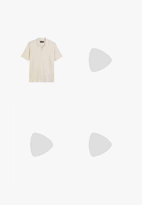Crèmekleurig polo shirt met korte mouwen, een textuur met ribstructuur en een klassieke kraag. Het shirt heeft een smalle knoopsluiting en een gestikte zoom.; Beige, op maat gemaakte broek gemaakt van lichte stof, met een rechte pasvorm, twee voorzakken en een enkele knoopsluiting.; Zwarte leren instapper met een gladde afwerking, voorzien van een gestikt ontwerp en een decoratieve metalen kettingaccent over de wreef. Platte hak.; Zwarte zonnebril met een rechthoekige vorm, donkere lenzen, zilveren accenten bij de slapen en een matte afwerking op het montuur.