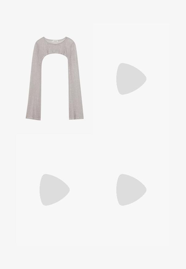 Sølv langærmet top med rund halsudskæring og udskæring nedenfor. Lavet af tekstureret stof, med en tætsiddende design og flagrende ærmer.; Sort omslag nederdel lavet af stof med en glat tekstur. Har en sidelomme og en sølvknapdetalje i taljen.; Sorte laker slingback hæle med spids tå og en lille blokhæl, med en sølvspændeaccent på remmen.; Sort læderhåndtaske med en buet form, aftagelig rem og guldfinish. Tasken har en klap med en spænde detalje.