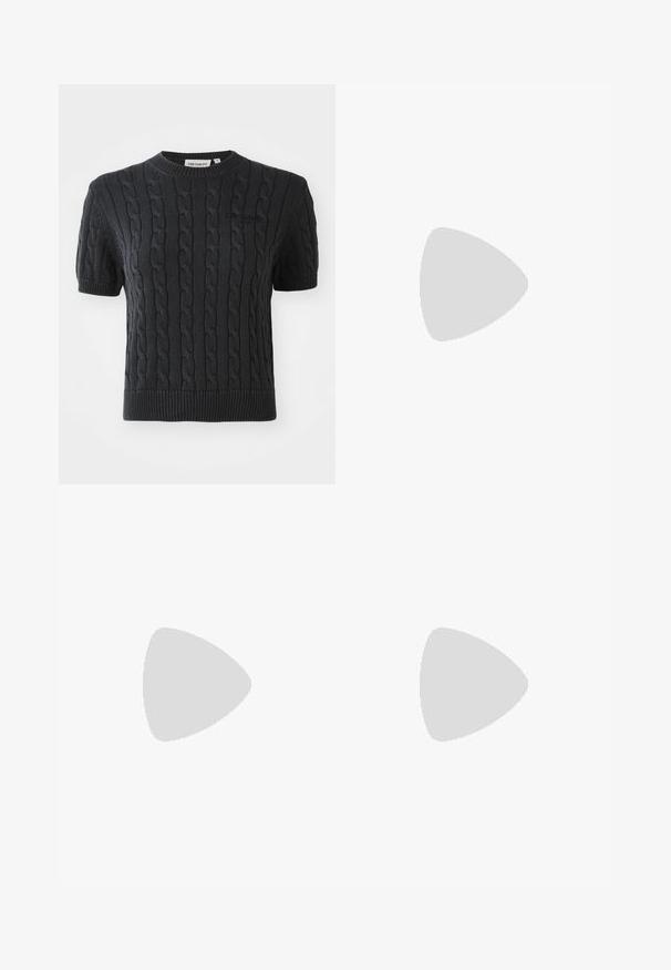 Kortsleevet svart strikkegenser med kabelmønster, ribbet rund hals og en subtil merkevarelogo brodert på brystet.; Leopardmønstrede shorts i brun og sort med høj talje og subtile hvide sidelister, lavet af et strækbart materiale.; Hvite flate sko med svart kant og såle, kombinert med lys lilla ribbestrikkede sokker med hvite kryssreimer. Plassert på en grønn bakgrunn.; Sorte solbriller med oval form og mørke linser. Elegant plastikkramme med teksturerte detaljer på armene. Merkevare på siden.