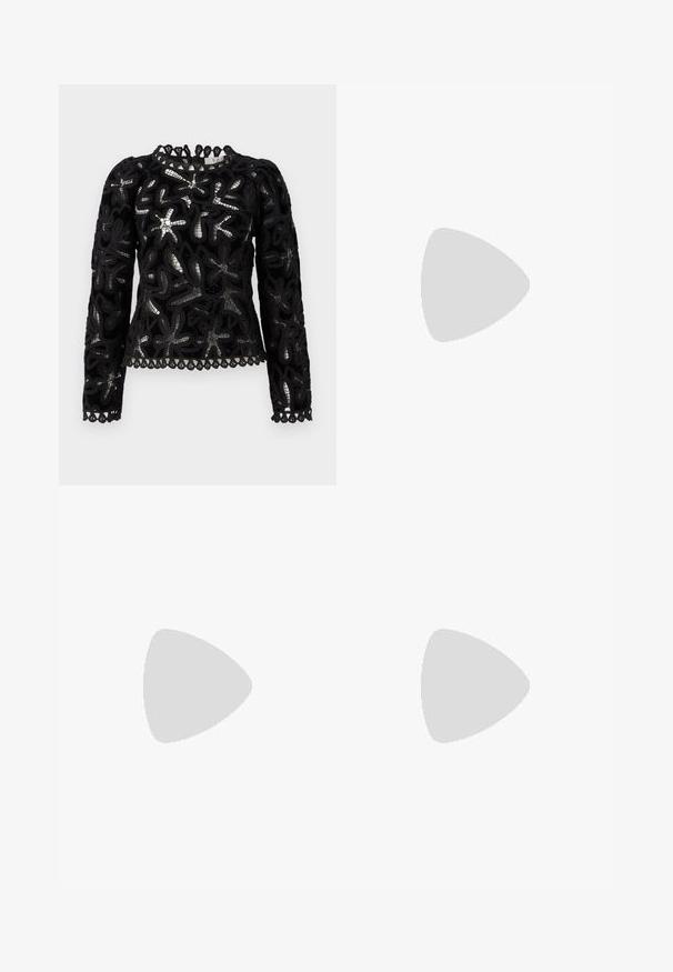 Top in pizzo nero con maniche lunghe, caratterizzato da motivi floreali testurizzati e orlo a onde. Collo rotondo con bordi dettagliati.; Jeans in denim blu chiaro con una vestibilità comoda, caratterizzati da due fessure strappate sulle ginocchia e bordi grezzi. Cinque tasche e chiusura a bottone.; Pantofole da balletto nere in pelle con punta arrotondata, texture liscia, dettagli di cucitura minimi e design con suola flessibile.; Borsa a mano in pelle nera con forma arcuata, caratterizzata da un design decorativo sulla parte anteriore, una maniglia corta e dettagli in metallo dorato.