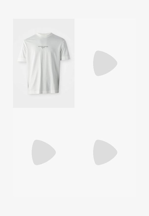 Tricou alb cu mânecă scurtă, având logo-ul "EMPORIO ARMANI MILANO" centrat pe piept, în litere ușor ridicate.; Pantaloni bleumarin cu o croială dreaptă, cu un material texturat, două pliseuri frontale, curea pentru brâu și închidere cu fermoar.; Lofer din suede bej cu vârful rotunjit, detaliu cu ciucure în față și broderie decorativă pe laturi. Toc plat din lemn.; Ochelari de soare negri rotunzi cu lentile întunecate și brațe metalice subțiri. Include vârfuri transparente pentru brate și accente argintii la balama. Design minimalist.
