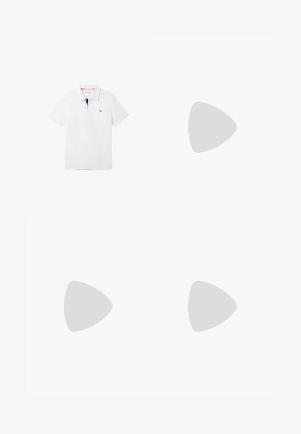 Fehér póló fekete gallérral, narancssárga díszítéssel, rövid ujjú, és egy kis logóval a mellkason. Lélegző pamutkeverékből készült.; Világoskék farmer rövidnadrág elöregedett hatással, felgörbített szegélyekkel, elülső zsebekkel és fémből készült gombos záródással a deréknál.; Fehér sneaker, sima textúrával, barna bőr díszítéssel és fekete részletekkel, fekete szabott nadrággal párosítva. Fából készült padló háttér.; Pier One SET - Karóra - black/brown