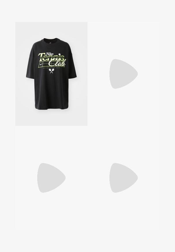 Schwarzes Baumwoll-T-Shirt mit kurzen Ärmeln, das ein grünes und weißes "Nike Tennis Club"-Grafikdesign sowie Illustrationen eines Tennisballs und eines Schlägers zeigt.; Dunkelblaue Sweatpants aus weichem Material, mit einem elastischen Bund und Kordelzug, elastischen Bündchen und einem kleinen weißen Logo.; Weiße und grüne Sportschuhe mit einer strukturierten Oberseite, die ein Mesh-Design und eine schwarze Sohle aufweisen, getragen mit blauen Jeans und weißen Socken.; Ein Paar rechteckige Sonnenbrillen mit lichtblauen, halbtransparenten Rahmen und dunkelgrauen Gläsern, ausgestattet mit geraden Bügeln und minimalen Hardware-Details.