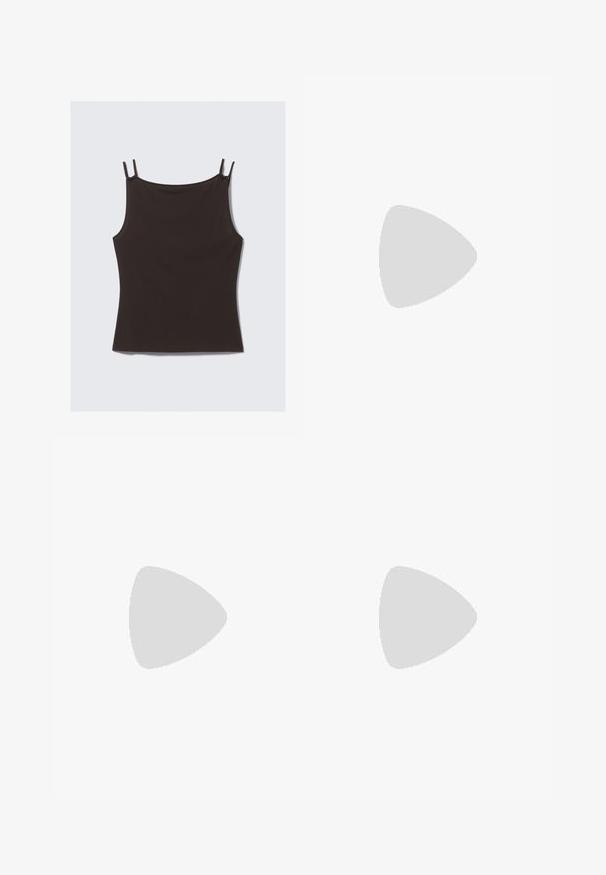 Zwarte tanktop met dunne verstelbare bandjes, gemaakt van zacht materiaal, met een eenvoudig, aansluitend ontwerp en een gladde textuur.; Gestreepte pyjamabroek met een ontspannen pasvorm, gemaakt van zacht materiaal. Beschikt over afwisselende bruine en crèmekleurige horizontale strepen, en een elastische tailleband met trekkoord.; Zwarte platte sandalen met dunne verstelbare bandjes, rechthoekige teenpost en een gestructureerde matte afwerking. Voorzien van een lage, licht vierkante hak.; Bruine leren schoudertas met een gebogen vorm, voorzien van een opvallende gespdetail, contrasterende stiksels en een enkele schouderband.